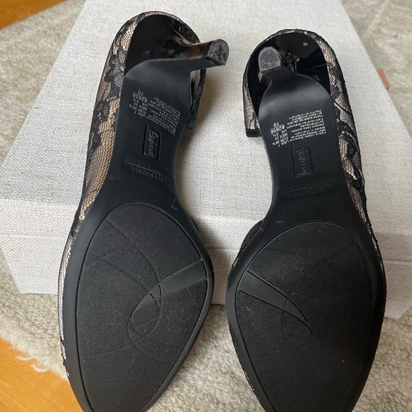 Fioni Night black lace and gold heels. Barely worn. - Picture 3 of 5